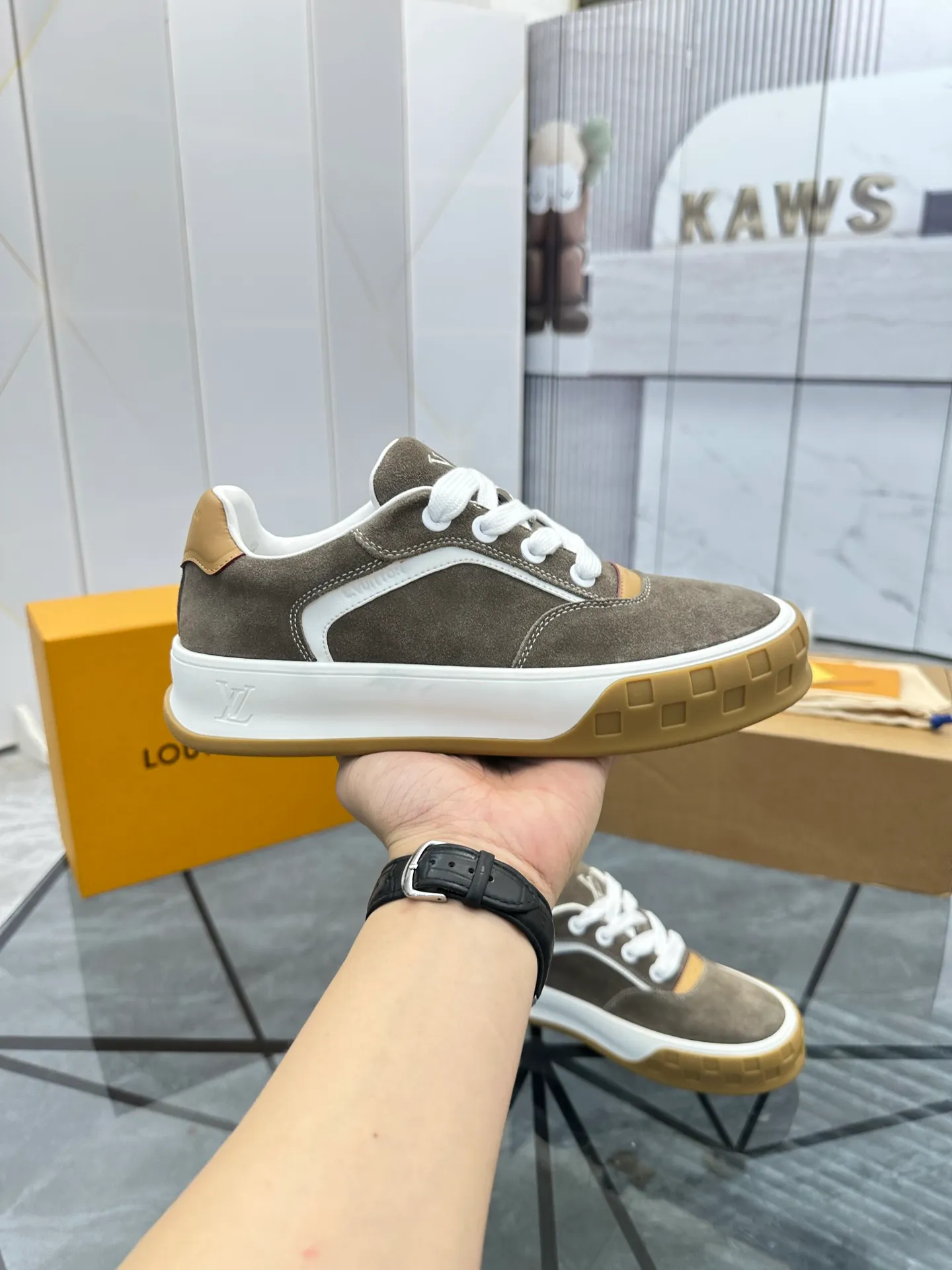 Men's shoes for sale 💰: 💰P660¥ Top quality Comes with airplane case Product trademark: LV* "Louis Vuitton*" low-top casual shoes Regular size: 35-44 (can be customized to 45) Couple style Product materials: imported nubuck leather upper, sheepskin lining, original outsole. Number: 819